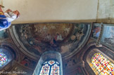 <center>Lescar</center>La cathédrale Notre-Dame. La Vierge est entourée de Dieu le Père, la main posée sur le globe terrestre et du Christ portant un étendard ; dans les nuées apparaît l’Esprit saint sous la forme d’une colombe aux ailes déployées ; les deux personnages soutenant la couronne au-dessus de la Vierge Marie, sont entourés d’une nuée d’angelots portant des banderoles de toutes les couleurs.
Une balustrade sépare l’espace céleste ainsi symbolisé de l’espace terrestre situé au-dessous : au registre supérieur de ce deuxième espace , représentation de deux rois (David et Salomon) et de deux prophètes (Jérémie et Isaïe) ;