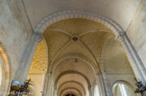 <center>Lescar</center>La cathédrale Notre-Dame. La nef est voûtée en berceau plein-cintre, alors que les bas-côtés sont en berceaux transversaux. Toue les doubleaux et toutes les arcades sont formés de deux voussures  rectangulaires en plein cintre.