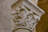 <center>Lescar</center>La cathédrale Notre-Dame. Les chapiteaux à feuillages complexes et une série de personnages très architecturés et de faible relief évoquent les ateliers toulousains de 1120. Christ en majesté.