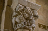 <center>Lescar</center>La cathédrale Notre-Dame. D'autres chapiteaux, plus tardifs, nous mènent au 13ème siècle et à une production locale, moins savante mais pittoresque. Daniel dans la fosse aux lions.