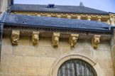 <center>Lescar</center>La cathédrale Notre-Dame. Les modillons du chevet. Un modillon est un élément d'architecture qui sert à soutenir une corniche, un avant-toit ou un balcon. Il se différencie du corbeau par le fait qu'il est sculpté