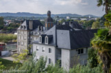 <center>Lescar</center>Un ancien collège barnabite, le lycée Jacques-Monod. Dès 1624, trois pères barnabites s'installent à Lescar dans le collège fondé deux ans auparavant par l’évêque Jean de Salettes, avec pour mission d'éduquer la jeunesse. Mais face au succès rencontré par le collège, le bâtiment primitif s'avére vite trop étroit. Un nouveau bâtiment sera ainsi bâtit progressivement entre 1755 et 1779 afin d'accueillir une centaine d'élèves. Il s'agit toujours du bâtiment central du lycée Jacques-Monod. À la suite de la Révolution et de l'interdiction de l'enseignement religieux, l'ancien collège fut successivement transformé en maison de détention, hôpital de guerre pendant la guerre contre l'Espagne ou encore filature de coton.