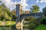 <center>Sauveterre-de-Béarn</center>Le Pont de la Légende. On peut remarquer la chambre des gardes, les trous carrés qui reçoivent les solives du hourd ou bretèche de défense.  Deux tabliers de bois sur pile de pierre prolongeaient le pont, il reliait la rive droite à l'île de la Glère.