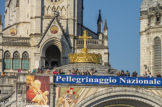 <center>Lourdes.</center>Basilique Notre-Dame-du-Rosaire. La croix et la couronne dorées surmontent la coupole