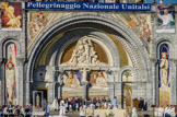 <center>Lourdes.</center>Porche de la basilique Notre-Dame-du-Rosaire.  Au tympan du portail principal est représentée Notre-Dame du Rosaire. A gauche, la porte de la lumière, à droite, la porte de la vie (palmier). En haut, dans les écoiçons, l'institution de l'Eucharistie. Tout à gauche, le Baptême. De chaque côté du trumeau, sous le tympan de style néo-byzantin, les noces de Cana, mosaïque d'Ivan Rupnik .