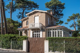 <center>Arcachon, quartier Pyla, ville de Printemps</center>Les villas modestes avec porche, véranda et utilisation de briques et de briquettes.