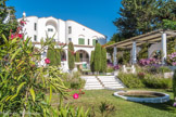 <center>Arcachon, quartier Pyla, ville de Printemps</center>Villa Théthys. Sa façade orientale ouvre sur un jardin régulier d’inspiration italienne où se mêlent végétation, architecture et jeux d’eaux.