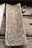 <center>La teste de Buch</center>Les larves ont grossi. Quand les petites huîtres atteignent quelques centimètres, à l'age de huit mois,elles sont détachées de la tuile (le détroquage). Un peu plus tard, on sépare les huîtres agglomérées par le désatroquage. On les sème sur les parcs où elles grossissent.