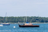 <center>Le bassin d'Arcachon</center>Une pinasse. La pinasse est une embarcation typique du bassin d'Arcachon et du littoral gascon : longue, étroite, à l'avant très relevé, elle est traditionnellement en bois de pin des Landes et à fond plat. Elle marchait à la voile ou au moteur. Jusqu'à la fin du XXe siècle, la pinasse a conservé son utilité pour les différentes pêches. Les ostréiculteurs, plus communément appelé 
