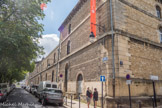 <center>Musée d'art contemporain de Bordeaux </center>La destruction au début du XIXe siècle du Château-Trompette qui séparait ce quartier du centre-ville offre un espace libre. Les Douanes et la Chambre de Commerce y décident la construction d'un entrepôt placé sous leur responsabilité, pour assurer un contrôle plus efficace sur la transaction des marchandises. L'ingénieur des Ponts et Chaussées Claude Deschamps est appelé par la Chambre de Commerce pour la construction du bâtiment. Joseph Louis Joachim Laine, parlementaire, ministre d'état de Louis XVIII aide au lancement des travaux.<br>
A partir du XXe siècle, notamment avec la mise en place des hangars sur les quais, l'entrepôt perd son utilité. Dans les années 1960, il est définitivement fermé et menacé de destruction. C'est par l'intermédiaire d'un groupe de Bordelais opposés à sa démolition que les autorités de la ville prennent conscience de sa valeur architecturale et historique. Il fait l'objet d'une inscription à l'Inventaire des Monuments Historiques et est acquis par la ville en 1973. Celle-ci propose alors de le reconvertir en lieu culturel.