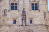 <center>La porte Cailhau</center>Sur sa façade côté quais, on peut voir  plusieurs statues dont la représentation du Cardinal d'Epernay, à droite, archevêque de Bordeaux, qui était aux côtés de Charles VIII, au centre,  lors de la bataille de Fornoue. A gauche, Saint-Jean l'Évangéliste.
