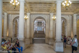 <center>Le Grand Théâtre.</center>Vaste vestibule orné de colonnes cannelées à chapiteaux doriques ouvre sur un escalier monumental, formant un T, ayant à l'origine pour fonction de mettre en scène l'aristocratie.