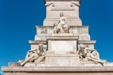 <center>La place des Quinconces</center>Le monument élevé à la mémoire des Girondins, avec la ville de Bordeaux assise sur la proue d'un navire avec une corne d'abondance. À droite du socle, une allégorie fluviale : la Dordogne et à gauche la Garonne.