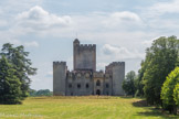<center>Le Chateau de Roquetaillade</center>Le château de Roquetaillade, situé à Mazères, entre Langon et Bazas en Gironde (33), est un site historique exemplaire ; dès la préhistoire, les hommes se sont enracinés sur ces lieux, profitant des grottes pour s'abriter, et du promontoire pour se défendre. Charlemagne, en route vers les Pyrénées avec Roland, y construisit la première fortification. Avec l'évolution des techniques de construction et de défense, la forteresse passe du bois à la pierre, et s'agrandit à chaque génération de Seigneur. Un château privé, habité par la famille de Baritault du Carpia descendants de la famille de la Motte qui édifia le château d'origine. Le château, depuis 700 ans, est la propriété de la même famille, se transmettant par les femmes.