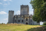 <center>Le Chateau de Roquetaillade</center>Le deuxième château est bâti au milieu du plateau calcaire au XIVe siècle sous l'impulsion de Bertrand de Got, futur Pape Clément V. Il s'agit d'un château fortifié de style édouardien accueillant des logements confortables appuyant leur assise sur les courtines. Un important donjon est élevé au centre.
Contrairement au château de Villandraut, Roquetaillade a été épargné des assauts des guerres successives et de la révolution. Deux importantes restaurations ont marqué son histoire : celle de la Renaissance qui a laissé en particulier des cheminées monumentales et celle de Viollet-le-Duc, au XIXe siècle, qui a transformé l'édifice en palais forteresse avec l'aide d'Edmond Duthoit. La porte charretière, avec loggia, date du XIXe.