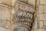 <center>L'abbaye de la Sauve-Majeure</center>Fauves 
    Seules, deux des trois faces sculptées sont visibles. Le bandeau du mur, décoré d'acanthes sèches en bas-relief, a été prolongé pour former le tailloir du chapiteau. Au-dessus d'un astragale ouvragé, pousse une première couronne de petites feuilles d'acanthe, surmontée elle-même par un double étage de fleurs ressemblant à des pâquerettes. Cette seconde collerette est interrompue à l'angle par deux feuilles de scolopendre ou arum. Au troisième niveau, se trouvent quatre grands félins, montrés de profil et affrontés deux à deux sous l'angle du tailloir. Les têtes de ces fauves ont disparu. Les deux lions adossés à l'aplomb du dé central élèvent leurs queues au-dessus de leurs dos.