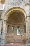 <center>L'abbaye de la Sauve-Majeure</center>Petite absidiole Nord. Chapireaux : décor végétal à gauche, deux aspics à droite.