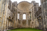 <center>L'abbaye de la Sauve-Majeure</center>L'abside. L'ancien sanctuaire communiquait avec les grandes absidioles, au nord et au sud, par deux triples arcades, ouvertes dans sa travée droite. Chacune comprend une porte de communication et une double baie dont les voussures retombent sur une colonne centrale courte, de grand diamètre, et latéralement sur les chapiteaux de deux colonnes engagées.