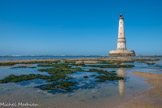 Le phare de Cordouan.<br> Le phare de Cordouan est un phare situé à sept kilomètres en mer sur le plateau de Cordouan, à l'embouchure de l'estuaire de la Gironde, estuaire formé par la confluence de la Garonne et de la Dordogne, donnant dans l'océan Atlantique. Il éclaire et sécurise fortement la circulation dans les deux passes permettant l'accès à l'estuaire : la Grande passe de l'Ouest, balisée de nuit, qui longe le rivage nord depuis le banc de la Coubre, et la passe Sud, plus étroite, et qui n'est pas balisée la nuit. Construit de 1584 à 1611, il est le plus ancien phare de France encore en activité. Appelé parfois le « Versailles de la mer », le « phare des rois » ou encore le « roi des phares », il est le premier phare classé au titre des monuments historiques par la liste de 1862.