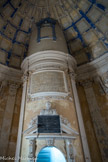 Le phare de Cordouan.<br> LA CHAPELLE ROYALE. Si les bustes de Louis XIV et Louis XV ont été enlevés au moment de la révolution, l’inscription à la gloire des deux rois située au dessus de la porte, a été conservée, de même que les monogrammes d’Henri III et Henri IV. Le buste au dessus de la porte est celui de Louis de Foix architecte chargé d’édifier la tour en 1584.