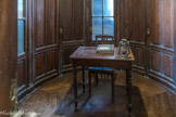 Le phare de Cordouan.<br> LA CHAMBRE DE VEILLE. Salle à partir de laquelle les gardiens effectuaient le travail de surveillance de la lanterne. Elle est recouverte d'un parquet de chêne. Deux lits à alcôves permettaient de s’y reposer. Les rapports de surveillance, indiquant les heures d’allumage et d’extinction, les consommations et les évènements exceptionnels y étaient également rédigés. Un astucieux système de miroirs pouvait permettre aux gardiens de vérifier le bon fonctionnement du feu depuis leur lit.