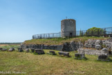 Le Fâ Barzan. <br> Embellissement du sanctuaire ai IIe siècle
Au milieu du IIe siècle (150/160 ap. J.-C.), les monuments de la cité deviennent spectaculaires. L'espace cultuel précédent est détruit et un nouveau péribole rectangulaire est construit (110 m sur 120 m).
Un vaste temple circulaire est édifié dans la partie sud-ouest de cet espace. Il n'en reste aujourd'hui que le podium et le mur de la cella. Sa position excentrée dans le sanctuaire est peut-être liée à la présence d'un autre temple plus ancien au nord.
L'entrée se fait par l'escalier monumental à l'est, dominé par six colonnes. Le dévot accède au porche par cet escalier et à la galerie déambulatoire entourée par un péristyle circulaire de 23 colonnes.
Au centre, la cella est délimitée par un mur circulaire (2.70 m d'épaisseur) consolidé par douze pilastres engagés, en grand appareil.
La porte d'entrée fait face à une niche interne rehaussée où devait trôner la statue du dieu.
La présence de pilastres dans le mur de la cella atteste d'une couverture en coupole.
La cella de cet édifice, dont l'élévation s'apparente à celle de la Tour de Vésone à Périgueux (Dordogne), de plan circulaire, et du temple de Janus à Autun (Saône-et-Loire), de plan carré, pouvait atteindre une hauteur égale au diamètre du podium, soit 35,48 m (120 pieds romains).