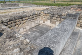 Le Fâ Barzan. <br> Le tepidarium.
Il s'agit d'une salie tiède. La température était agréable. La salle était chauffée par un praefurnium (foyer). Ce principe de chauffage est basé sur la circulation de l'air chaud en sous-sol et dans les doubles cloisons des pièces.
Cette grande salle (81 m2) devait être richement décorée de mosaïques, d'enduits peints et de placage de marbre.