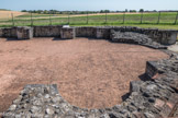 Le Fâ Barzan. <br> Le caldarium correspond à la salle du bain chaud. Elle comprend plusieurs niches qui accueillaient des labra, pour les plus petites et deux baignoires d'eau chaude, pour les plus grandes.
La pièce est chauffée par le sol, l'eau des baignoires est préalablement chauffée dans les chaudières situées au-dessus des praefurnia (foyers).
Là aussi le décor devait être très soigné.