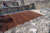 Le Fâ Barzan. <br> Le puits.
Les thermes de Barzan sont alimentés par un grand puits rectangulaire (3 x 4,4 m environ) d'une profondeur de 16 m.
Les sédiments en-dessous de la nappe phréatique ont livré un mobilier en bois extrêmement important dont l'étude ne fait que commencer:
Il s'agit de fragments appartenant au système d'élévation de l'eau sous la forme d'une roue à chaîne à godets. Cette découverte est à ce jour unique en Gaule.
Dans l’état actuel de la recherche, on ignore comment se présentait la machinerie du puits.