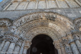Talmont <br> Portail de style roman Saintongeais. Sur la voussure supérieure, des hommes tirent avec une corde un animal prisonnier, tandis que la voussure centrale montre des hommes portés les uns par les autres, « échelle humaine », possible métaphore de la communauté chrétienne unie et solidaire. Enfin, la voussure inférieure montre des anges honorant l'agneau pascal, symbole du christ. Le sanctuaire, bâti entre les XIe siècle et XVe siècle par les bénédictins de l'abbaye de Saint-Jean-d'Angély, présente à la fois des influences cisterciennes (qui se retrouvent dans un décor intérieur très sobre) et clunisiennes, d'où une ornementation extérieure particulièrement riche, en particulier pour ce qui est de l'abside et du porche Est.