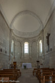 Talmont <br> La nef, réduite à deux travées, se prolonge par un transept sur lequel sont greffées deux absidioles, et par une abside de pur style roman saintongeais. L'abside est composée d'une travée droite, couverte en berceau brisé, terminée par un rond-point à cinq pans, voûté en cul-de-four. Le rond-point est ornée d'un réseau d'arcades à motifs géométriques, l'arcade centrale étant légèrement surélevée. Un pan sur deux est éclairé par une baie simple.
