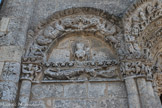 Talmont <br> Les voussures ornant les deux arcades latérales représentent l'enfer et le paradis. Celle de gauche est ornée de dragons ailés amphicéphales, gueule béante et crocs acérés. dans le tympan le Christ observe la lutte entre une femme allongée et un autre monstre. Plusieurs interprétations sont possibles : il peut s'agir de Ste Radegonde, luttant contre son mari pour affirmer sa foi. On peut également penser à la Femme poursuivie par le dragon de l'Apocalypse.