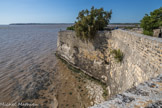 Talmont <br> De la promenade, le long de la falaise, les remparts sont encore visibles.