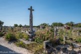 Talmont <br> Cimetière marin de Talmont-sur-Gironde. Héritier de l'ancien « Clouzit » médiéval (cimetière clos entourant traditionnellement les églises saintongeaises), il conserve des tombes datant du XVIIIe siècle.
Jusqu'au début des années cinquante, le cimetière était divisé en deux enclos distincts, l'un pour les catholiques, l'autre pour les protestants. Faisant la jonction entre les deux parcelles, une ancienne rue baptisée « Rue des canons » débouchait sur le parvis de l'église.