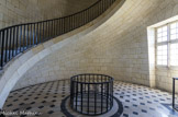 Le phare de Cordouan.<br> LA SALLE DU CONTREPOIDS. Salle qui a accueilli, jusqu’en 1987, le contrepoids qui servait à rythmer le feu dans la lanterne.
Un contrepoids entraînait une machine de rotation, entraînant elle-même un cache tournant autour de l’ampoule, permettant ainsi d’alterner lumière et obscurité.
Le phare de Cordouan a été l’un des premiers au monde à employer cette technique, issue de l’horlogerie, inventée en 1780 en Suède.
