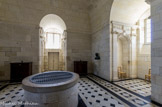 Le phare de Cordouan.<br>  L’APPARTEMENT DU ROI. Aucun roi n'ait venu y séjourner. Il ne fut aménagé qu'en 1664 par Colbert, le ministre de Louis XIV. C'est une pièce voûtée, équipée d'une vraie cheminée, pavée de marbre gris de Sainte-Anne et de marbre noir de Belgique, décorée de pilastre.