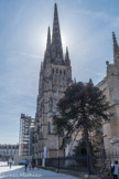 <center>La cathédrale Saint-André</center>Sa façade occidentale, simple mur rythmé par cinq contreforts plats, est d’une austérité
inattendue. L’enceinte de la ville qui
s’appuyait contre elle et la construction
des dépendances du premier palais
archiépiscopal situé à l’époque entre l’actuel l’hôtel de ville et la place Jean-Moulin, expliquent cette particularité.