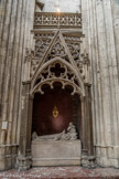 <center>Transept Nord.</center>Tombeau de Cardinal GUILBERT
Archevêque de Bordeaux de 1883 à 1889
Placé dans un enfeu ancien, celui du tombeau détruit sous la Révolution, de Raymond de Landiras, archidiacre, mort en 1362.