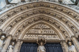 <center>Portail Nord.</center>Le tympan du portail nord de la cathédrale de Bordeaux se décompose pour Jacques Gardelles en trois registres. En bas, sur le linteau est représentée la Cène : le Christ, assis au milieu de ses apôtres, leur annonce la trahison de l'un d'eux. Un nébulé, c'est-à-dire un cordon de nuage sépare ce registre du suivant, qui présente un ascension du Christ au milieu des douze apôtres : les apôtres, rangés en deux groupes, élèvent leurs regards vers le Christ, disparaissant à moitié dans les nuages. Deux moments ultimes auxquels Jacques assiste. Aux pieds du Christ figure un mont des oliviers symbolique. Au sommet de ce tympan, le bas-relief a pour sujet le Fils de Dieu, assis et triomphant, entouré d'anges; les deux plus rapprochés du Christ sont debout et tiennent, l'un le voile de Véronique, et l'autre la lance de Longin et une couronne d'épine. Les deux anges des extrémités du bas-relief sont couchés; celui de droite tenant le soleil et celui de gauche la lune, comme on a coutume de faire dans les jugements dernier.t trônant entre deux anges.