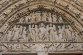 <center>Le Portail royal.</center>Le linteau est consacré à la résurrection des morts symbolisée par les figures d'un roi reconnaissable à sa couronne, d'un évêque (mitre), de nobles, de femmes (portant une coiffe en forme de touret) de deux moines et sans doute d'un pape, sortant de leurs tombeaux. Sur le registre principal du tympan est figuré le Christ en majesté exhibant ses plaies et auréolé d'un nimbe crucifère (rappelant sa nature divine). Il est entouré de six anges. Quatre portent les instruments de la passion (couronne d'épines et lance, croix et clous, colonne de la flagellation et fouet). Entre ces anges, la Vierge et saint Jean sont agenouillés pour intercéder en faveur des hommes. Le registre supérieur est occupé par huit anges. Les deux du centre, les plus grands, tiennent dans leurs mains le soleil et la lune « lampes de l'univers désormais inutiles ».