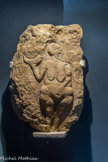 <center>Vénus à la corne</center>Grand Abri de Laussel, Marquay. Gravettien (- 25 000 ans environ). Ce bas-relief représente une femme de face tenant dans sa main droite une corne. Son visage n'a jamais été travaillé et la chevelure repose sur l'épaule gauche. Le bras droit est replié, comme pour la Vénus à tête quadrillée. Les seins sont tombants. La main, d'abord arrondie, a été reprise par gravure. Elle repose sur l'abdomen, situé sur la partie la plus convexe du bloc, renforçant son aspect volumineux. Les hanches sont très larges, tout comme les cuisses. Les pieds sont absents. Les contours sont très fortement creusés, ce qui accentue les jeux d'ombres et de lumières. Les proportions de cette figure sont surprenantes et le rapport tête/corps est inexact Les membres (notamment le bras gauche) sont raccourcis par rapport à l'abdomen et aux hanches. Tous ces caractères montrent que l'artiste a mis en valeur les marqueurs de la grossesse et cette femme a sûrement enfanté plusieurs fois. Les représentations féminines de Laussel peuvent participer à un culte ou à une mise en valeur de la fécondité, mais sans aucune certitude. La corne, probablement de bovidé, avec ses treize incisions a fait couler beaucoup d'encre : corne d'abondance, calendrier lunaire ou obstétrical, corne à boire, instrument de musique...
La Vénus à la corne est la seule, avec peut-être la Vénus de Berlin découverte elle aussi à