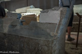 Site paléochrétien de Saint-Seurin <br> Sarcophage en marbre gris des Pyrénées  avec décor gravé de lignes ondées représentant l’eau vive vers laquelle se dirige un cerf. Dans ses quatre angles ont été dégrossies des colonnes ioniques. 
Cette tombe se trouvait dans le mausolée de la fresque au canard.