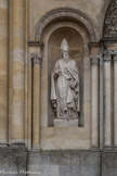 Eglise Saint-Seurin. <br> Les statues de saint Seurin et de saint Amand encadrent l’entrée. Ici St Seurin. Ces deux statues sont l'oeuvre de Maggesi.