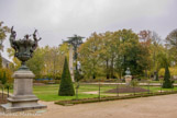 <center>La Cathédrale </center> Jardins de l'Archevéché, obélisque dédié à Arnaud-Joseph de Béthune, duc de Charost, buste de Bourdaloue., vase de Cugnot avec les allégories des saisons.