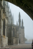 <center>La Cathédrale </center>Sous le pilier butant, le portail sud.