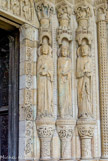 <center>Portail sud </center> Statues colonnes représentant des personnages de l'ancien testament  comme l'abbé Suger à st Denis. Les rois Salomon et David, et à l'extérieur, Moise portant les tables de la loi. Au dessus des statues : femme assise (la sagesse ?), Samson ou David écarte la gueule d'un lion, deux griffons, deux hommes, un jeune et un vieux, tiennent une grappe de raisin, à côté un homme agenouillé sosu une main divine.