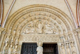 <center>Portail sud </center>Dans les voussures, 14 anges portant des encensoirs, des chandeliers, des croix, des paternes, des lanternes, 10 personnages assis dont une femme à gauche, tenant une tige fleurie, qui peut être la Vierge et à droite, Joseph.
