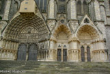 <center>Façade occidentale/center> Portails central du Jugement dernier (XIIIe), de st Etienne, de st Ursin.
