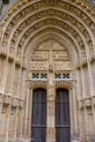 Refait vers 1515. Guillaume était l'archevêque de Bourges lors de la construction (XVI), canonisé depuis peu. Au trumeau, sa statue (sans tête).