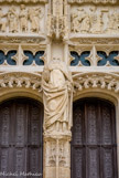 Guillaume, assis à droite, reçoit 5 riches personnages. Le reliquaire contient probablement les reliques de st Etienne, rapportées par st Ursin. A gauche, 4 personnages plus misérables.